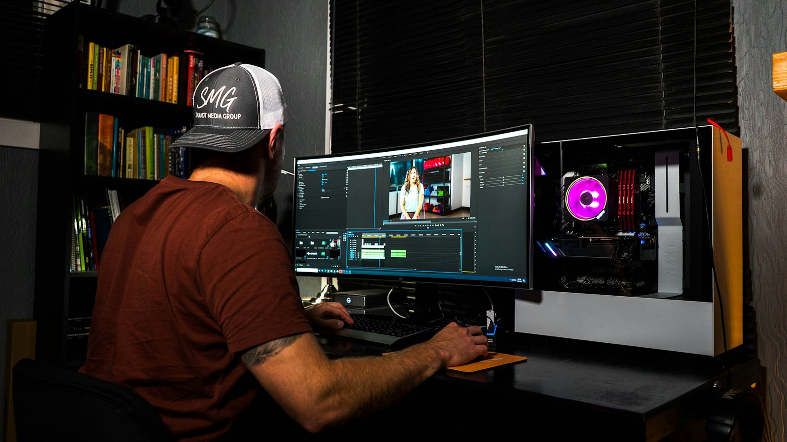 Editor de vídeo trabajando ante una pantalla de montaje en un estudio de producción audiovisual.