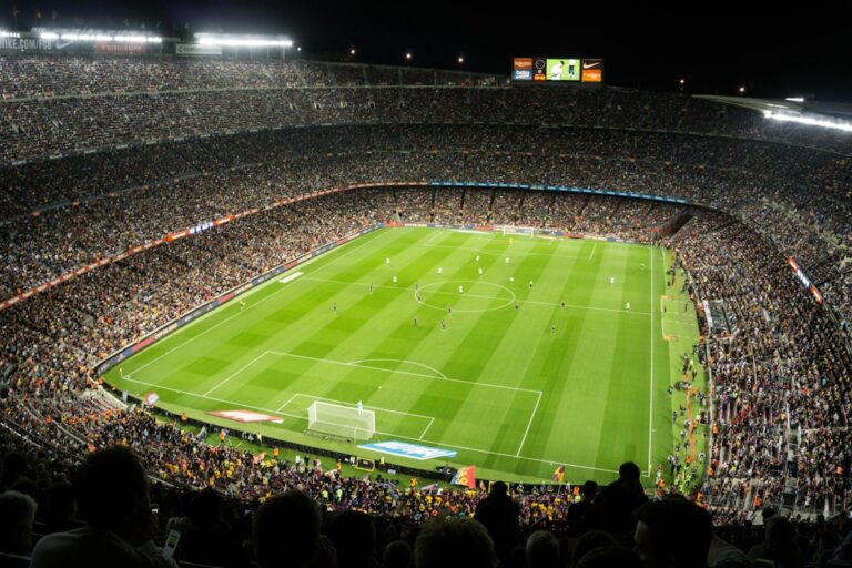 Vista de un estadio de fútbol lleno durante un partido; fotografía de contexto, no del Mundial 2030.